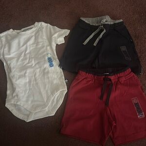 1 short-sleeved onesie and () pairs shorts